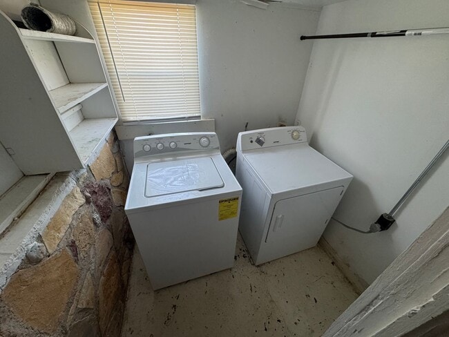 Building Photo - 2 Bedroom Rental Available on Sunset!