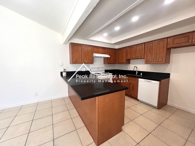 Building Photo - Spacious Updated 2bd/2ba Halfplex with 2 Car Garage