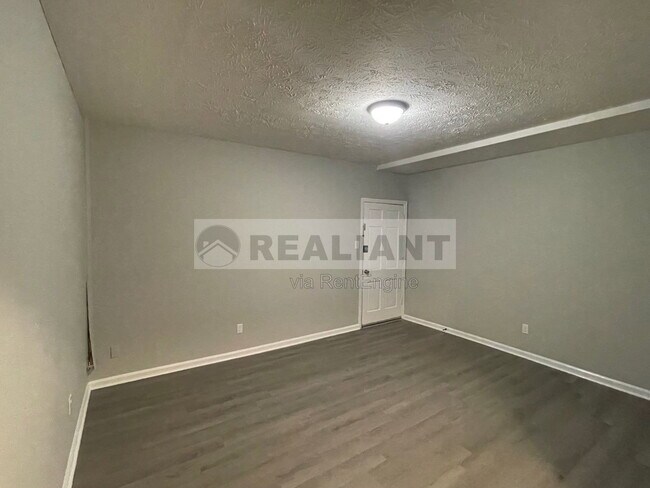 Building Photo - 208 Lakeshore Dr
