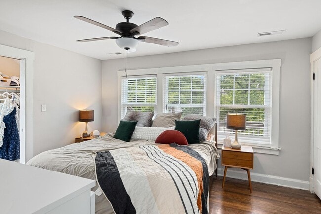 Building Photo - 2 Bed 1.5 Bath Home in the Heart of KCMO and Plaza Area