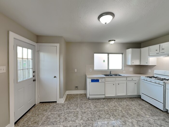 Building Photo - 430 Fishawk Way
