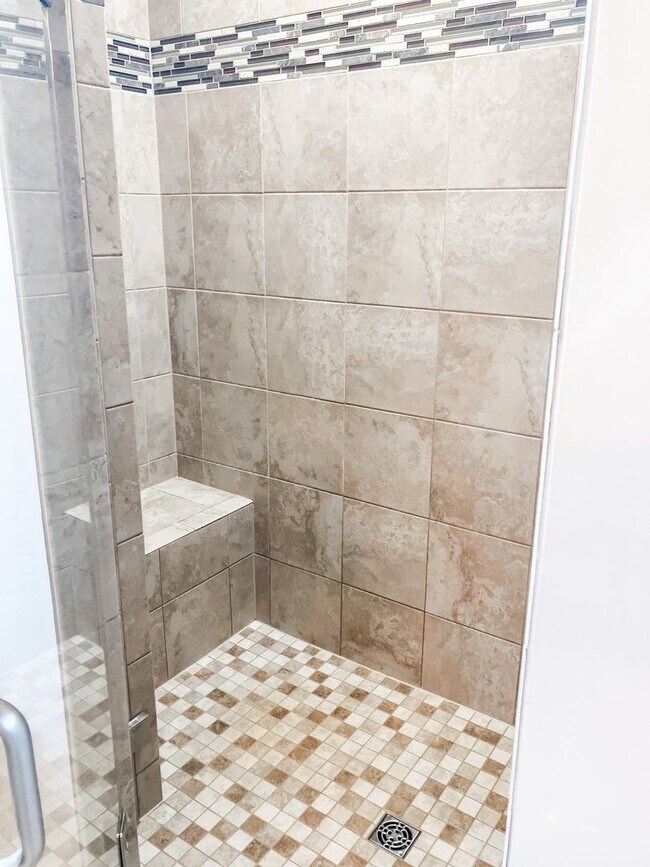 Building Photo - 220 Meadow Woods Dr