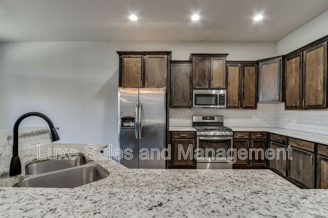 Building Photo - 6133 Oxnard St