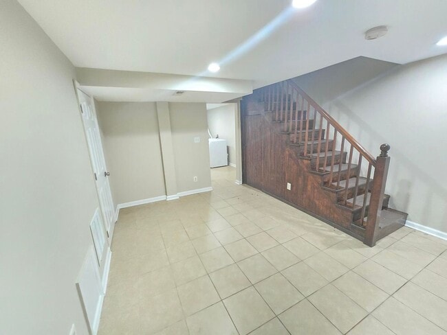 Building Photo - Beautiful 4 Bedroom 2 Bathroom East Baltim...