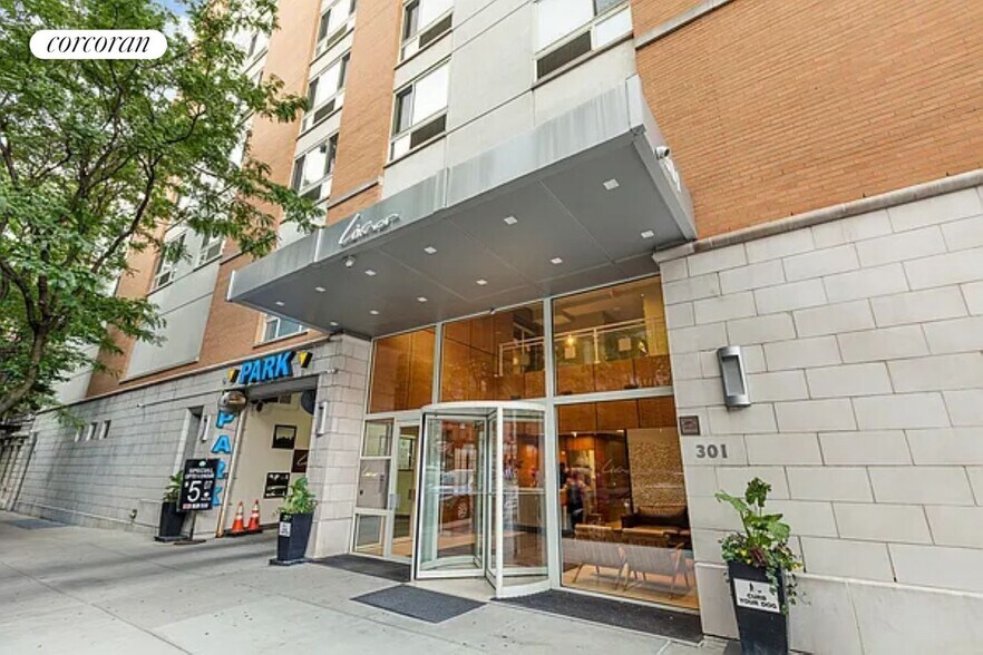 Building Photo - 301 W 115th St