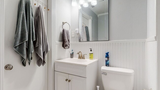Building Photo - Charming Updated Home in Bluewater Bay – N...