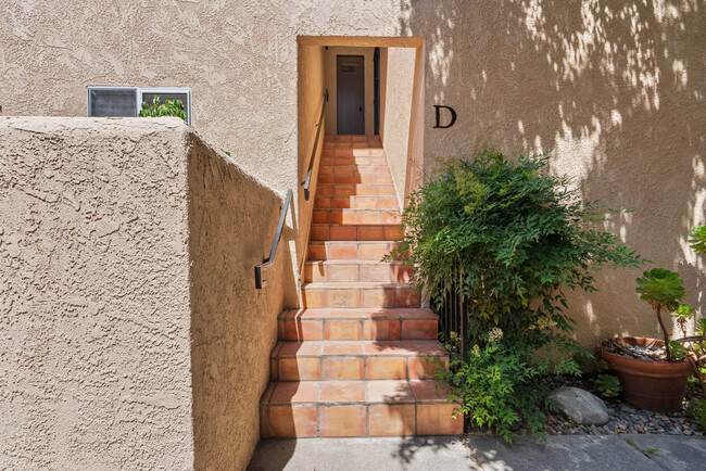 Building Photo - 13006 Moorpark St