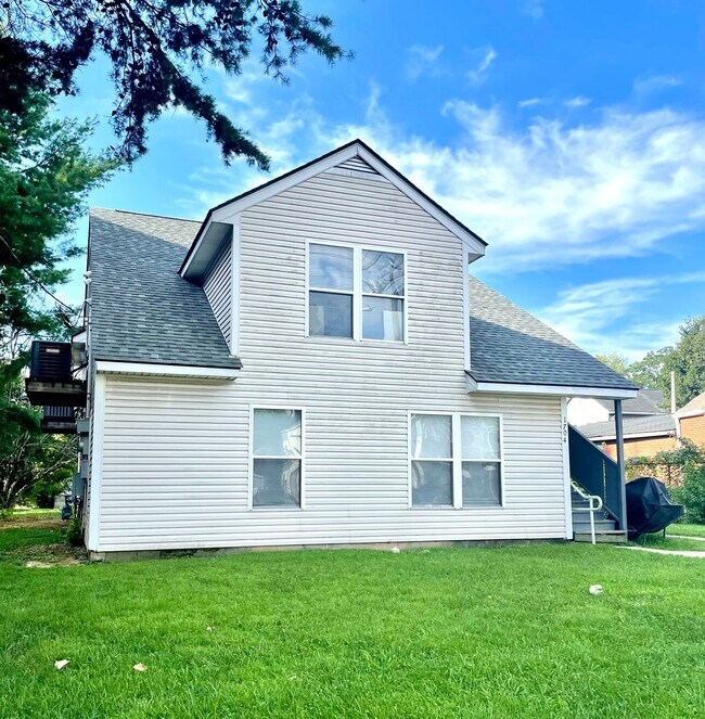 Building Photo - Remodeled 3 bedroom apartment in Portland - Section 8 accepted