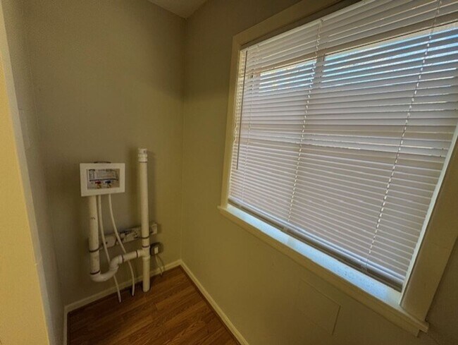 Building Photo - MOVE IN SPECIAL! HALF OFF FIRST MONTH!!