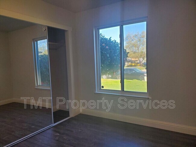 Building Photo - 9002 Salmon Falls Dr