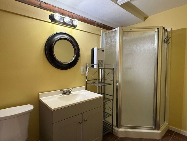Building Photo - Immaculate Studio Apt. w/All utilities- Less than 5- minute drive to Downtown Bristol!