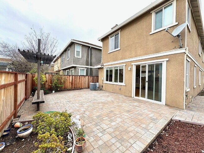 Building Photo - 50% off your first month’s rent move-in special! Spacious 4BR / 2.5BA Home in Pittsburg