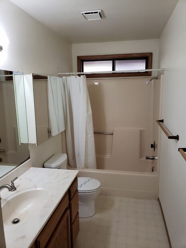 Building Photo - 3 BED 2 BATH HOUSE OFF VICTOR AVE