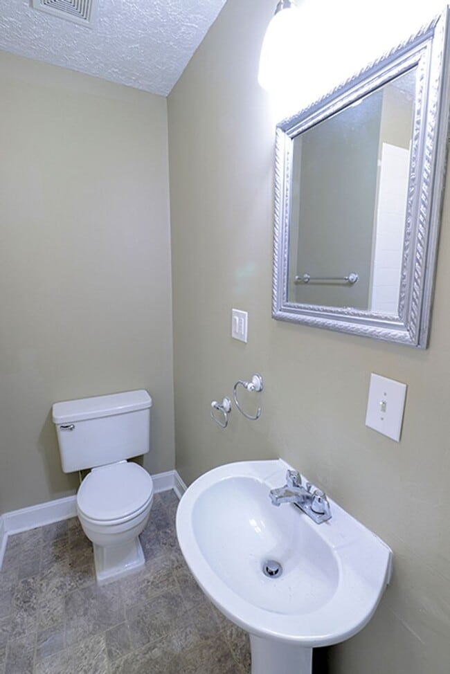 Building Photo - Newly Renovated 2 Bedroom Ranch