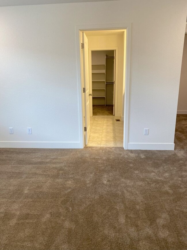 Building Photo - Stunning 4 bed 3.5 bath in Johnstown.