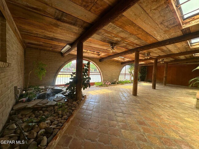 Building Photo - 1067 Villa Linda Way