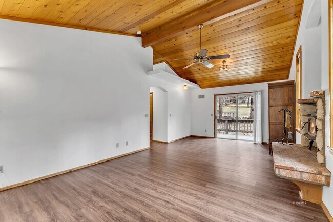 Building Photo - Mountain Lodge Home 1 Mile Away from the C...