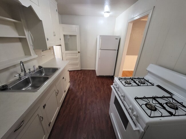 Building Photo - 2-bedroom 1 bathroom house with garage and washer/dryer provided