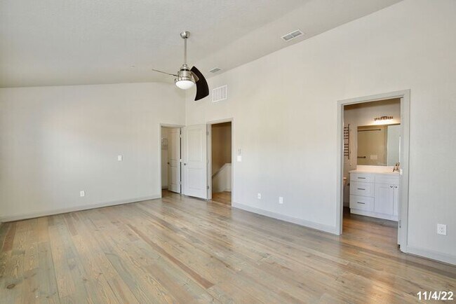 Building Photo - Beautiful 4/4.5 Home with 2 Car Garage in the Heart of Mills-Orlando!