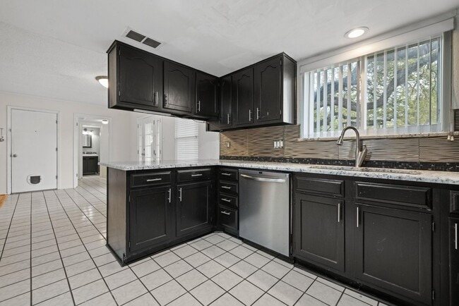 Building Photo - Happiness on Harcourt!