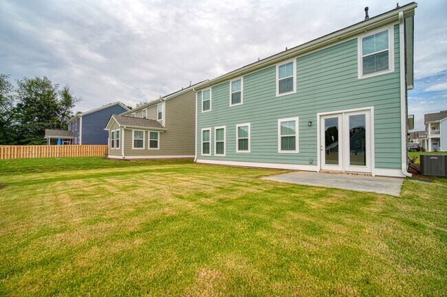 Building Photo - Gorgeous 4 BR, 3 BA Home With Easy Access ...