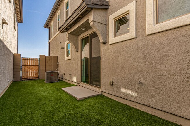 Building Photo - Spacious, Stylish, and Ready for You!