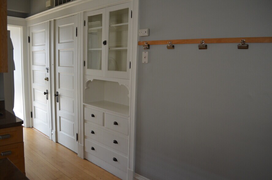Built-in hutch - 3643 N Hoyne Ave