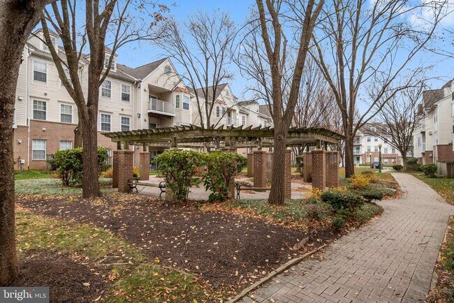 Building Photo - 8961 Town Center Cir