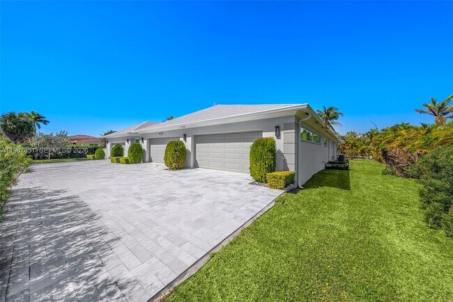 Building Photo - 424 Alamanda Dr