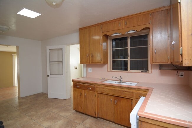 Building Photo - Charming 3 Bedroom 2 Bath Home! Central Tu...