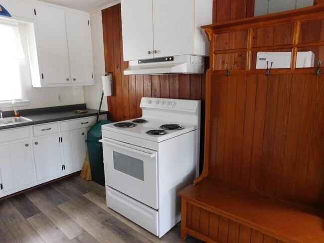 Building Photo - 712 N B St