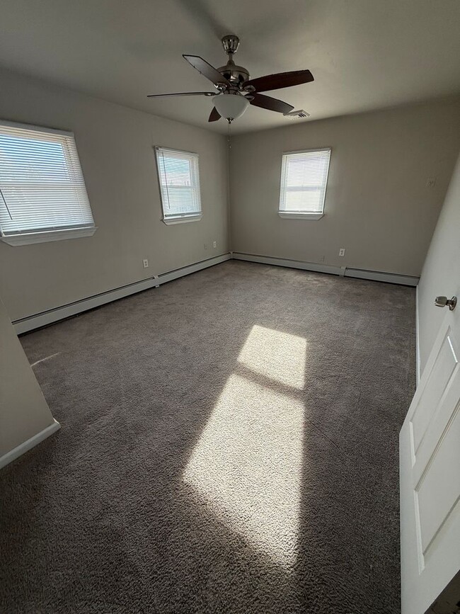 Building Photo - 5 bed / 2 Bath Neshaminy School District Single Family Home