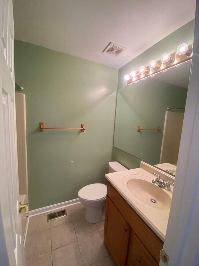 Building Photo - Charming 3 Bedroom/2 Full Bath/2 Half Bath Townhome in Constant Friendship, MD!