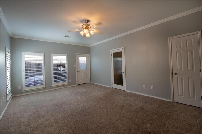 Building Photo - 915 W Heights Hollow Ln