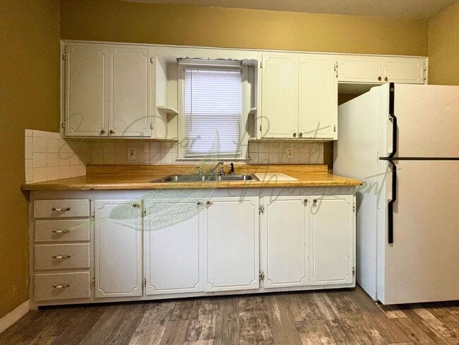 Building Photo - DUPLEX IN INDEPENDENCE!!!!