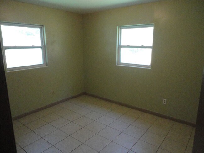 Building Photo - Nice 4 bedroom/2 Bathroom home