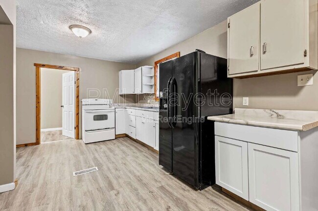 Building Photo - 605 N Perry St