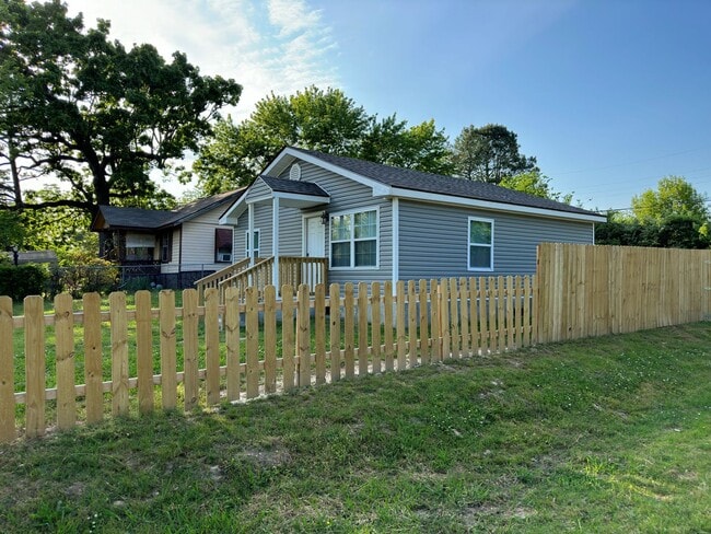 Building Photo - * Move-In Special * Cozy 2 Bedroom 1 Bathr...
