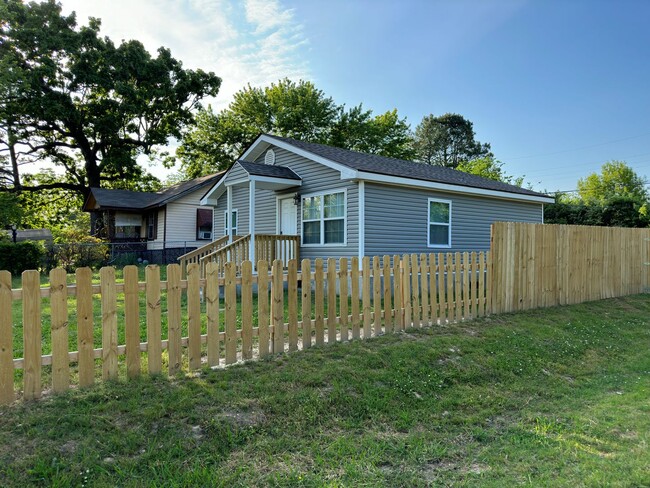 Building Photo - Cozy 2 Bedroom 1 Bathroom for Rent!