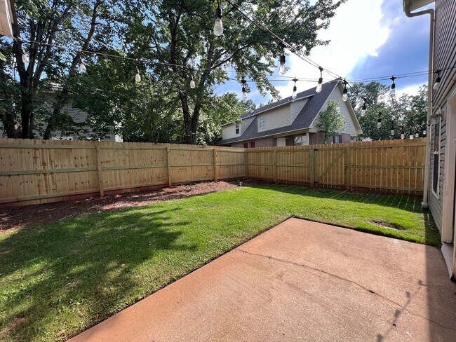 Building Photo - Jason 378-380