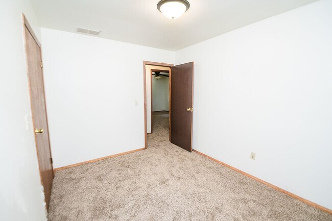 Building Photo - 3 bed 1 bath Duplex in Portage