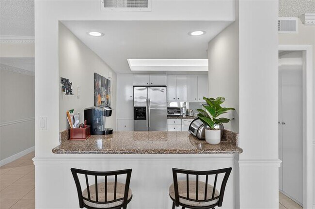 Building Photo - 2100 S Ocean Ln