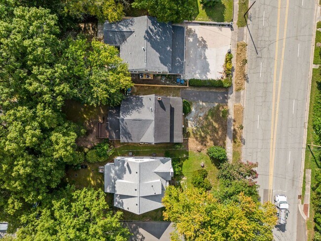 Building Photo - Spacious 5-Bed Home with Front Porch, Deck...