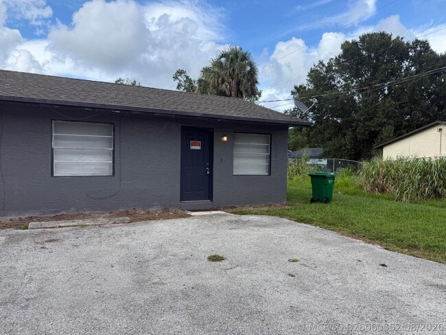 Building Photo - 5006 Sanibel Ave