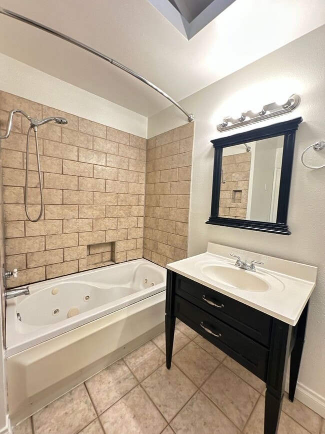 Building Photo - 3 Bedroom Irvine Home - Large Master Suite w/ Wood Floors - Beautiful!!!!!