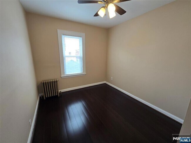 Building Photo - 158 Knapp Ave