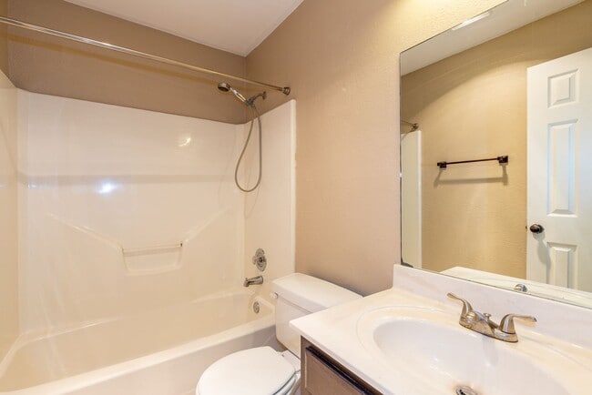 Building Photo - 3 Bed | 2 Bath in Broken Arrow!