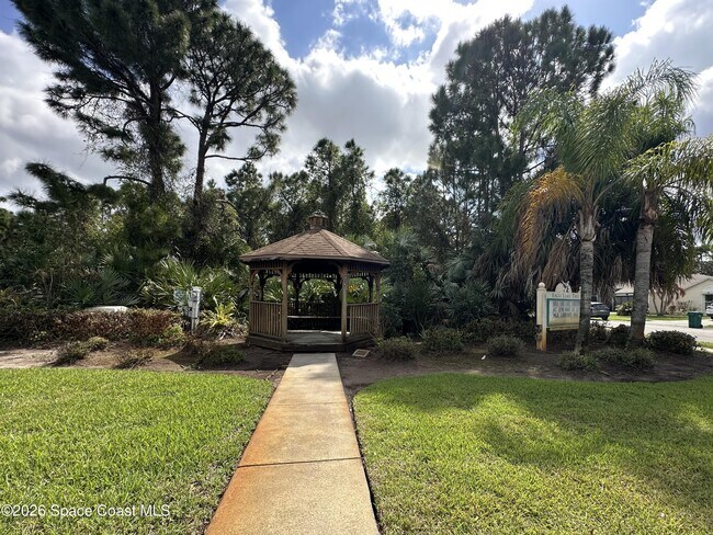 Building Photo - 670 Benton Dr