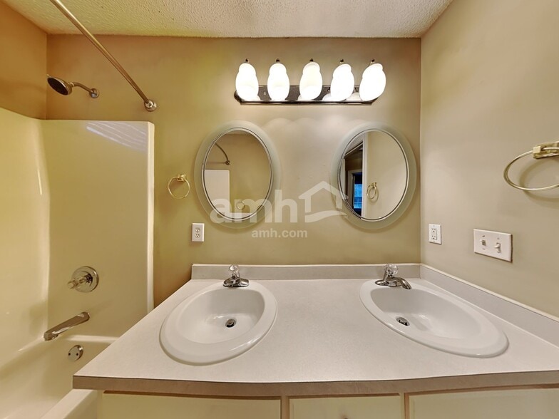 Building Photo - 1206 Saura Ct