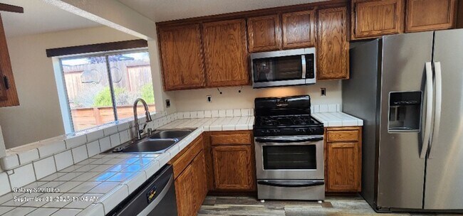 Building Photo - Beautiful & Unique 3 Bed 2 Bath Home w/Cus...